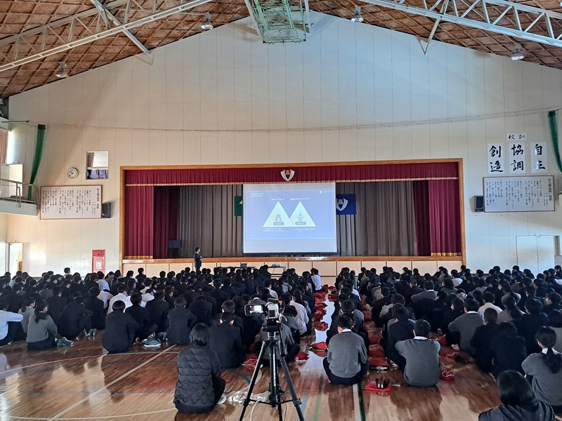 宮崎県立佐土原高等学校での学長講演『創造性豊かなテクノロジスト』の様子