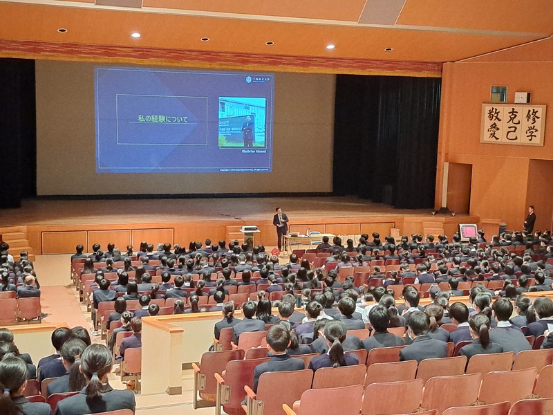 広島中等教育学校でのシャハリアル学長による講演『学長が日本に来てからの経験と大学での学び』の様子