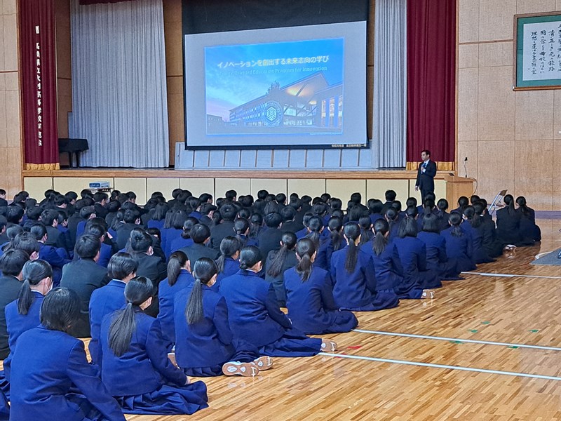 長崎県立大村高等学校での学長講演『世界を好転させる人に』の様子